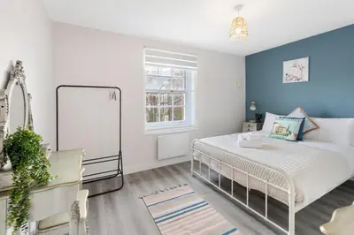 a bedroom with a bed and a window at Ipswich Town center Gem Sleep 5 in Ipswich