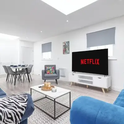 Chelmsford City Centre Modern Duplex With Parking