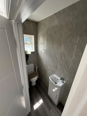 a small bathroom with a toilet and a sink at Cosy rooms in Cambridge in Cambridge