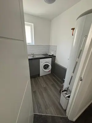 a small bathroom with a washing machine and a sink at Cosy rooms in Cambridge in Cambridge