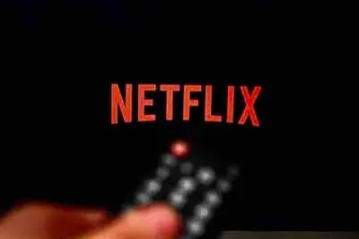 a hand holding a remote control in front of a netflix sign at 6 Bedroom House - DISC0UNTS - Parking, Contractors, Group, Family in Braintree