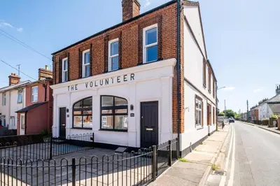 a building on the corner of a street at Volunteer Lodge, Leiston - Aldeburgh Coastal Cottages in Leiston