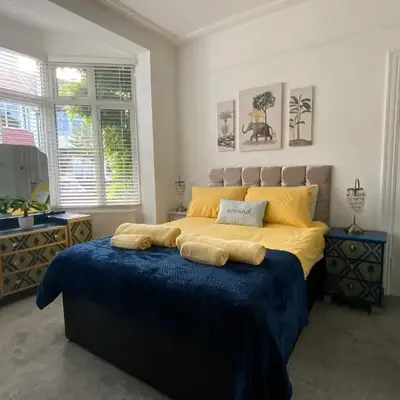 Right by Leigh Broadway Private Garden large ground fl apt