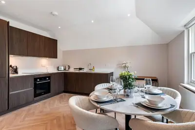 a kitchen and dining room with a table and chairs at Tailored Stays - Central Cambridge, Warkworth Lodge in Cambridge