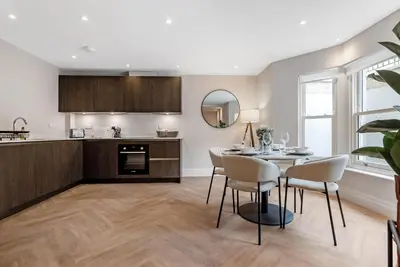 a kitchen and dining room with a table and chairs at Tailored Stays - Central Cambridge, Warkworth Lodge in Cambridge