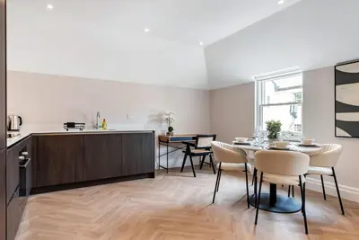 a kitchen and dining room with a table and chairs at Tailored Stays - Central Cambridge, Warkworth Lodge in Cambridge