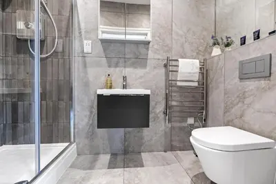 a bathroom with a toilet and a shower and a sink at Tailored Stays - Central Cambridge, Warkworth Lodge in Cambridge