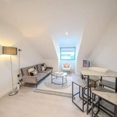 Royal Oak Apartments 9 - Free Secure Parking - 2 Bedrooms - Perfect for Contractors