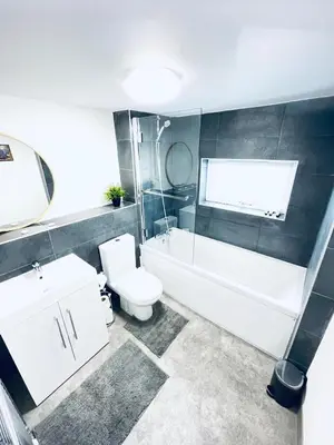 a bathroom with a toilet and a tub and a sink at 2 Bed Flat - Sleeps 5 - Parking - Wifi in Cambridge