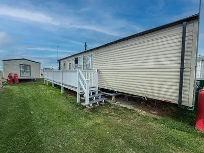 Gallery image of Caravan With Large Decking At Coopers Beach Holiday Park Ref 49012Sv in East Mersea
