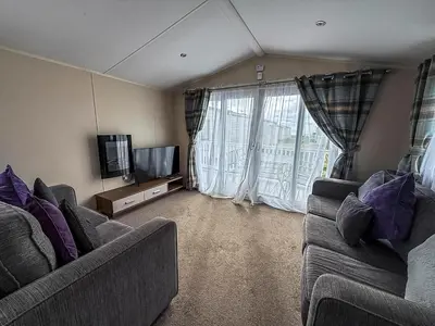 Gallery image of Caravan With Large Decking At Coopers Beach Holiday Park Ref 49012Sv in East Mersea