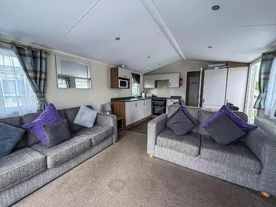 Gallery image of Caravan With Large Decking At Coopers Beach Holiday Park Ref 49012Sv in East Mersea