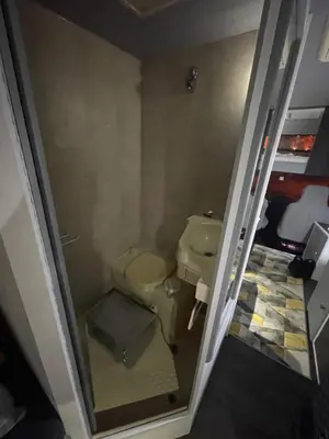 a small bathroom with a toilet in a room at Surfer Mammut in Ipswich