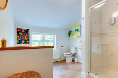 a bathroom with a shower and a toilet at Pass the Keys Charming Victorian Terrace in centre of Cambridge in Cambridge