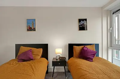 two beds sitting next to each other in a bedroom at Ipswich Marina1 2 bed2bath apt in Ipswich