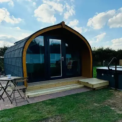 Windmill Glamping Pod with hot tub - The Snug