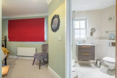 a bathroom with a sink and a toilet and a red window at Fabulous Central 3Bed Apt - With Parking in Cambridge