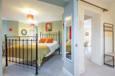 a bedroom with a bed and a mirror at Fabulous Central 3Bed Apt - With Parking in Cambridge