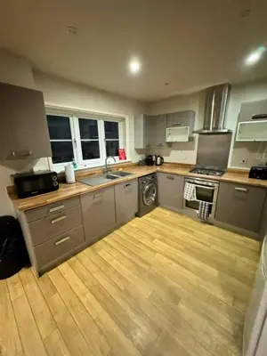 a kitchen with stainless steel appliances and a wooden floor at 4br 2bath Home In Colchester Perfect For Big Group in Mile End