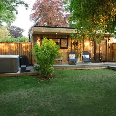 Copper Beech Lodge with Hot Tub
