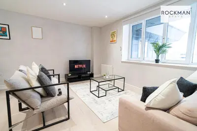 a living room with a couch and a tv at Library House Apartments - FREE PARKING - Contractor Hub - Superfast Wi-Fi - Long Term Stays in Brentwood