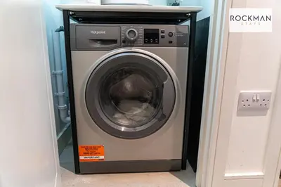 a washer and dryer in a room at Library House Apartments - FREE PARKING - Contractor Hub - Superfast Wi-Fi - Long Term Stays in Brentwood