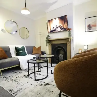 Stylish & Cosy Stay 2-Bed House Train Station Hospital Garden Fast WiFi