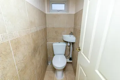 a bathroom with a toilet and a sink at Parkview Guesthouse in Graveley