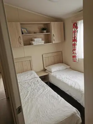 two beds in a small room withermottermottermott at 3 Bedroom Mersea Beach Retreat-Getaway by the Sea in West Mersea