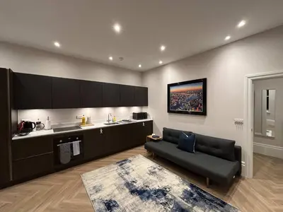 a living room with a couch and a kitchen at Modern 1Bed Apartment supercentral in Cambridge