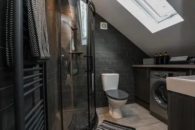 a bathroom with a shower and a toilet and a sink at Oak View Lodge Luxury Master Studio near Ipswich & Woodbridge in Playford