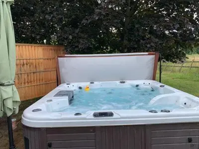 a jacuzzi tub in a yard in a yard sidx sidx at M Lodge in Colchester
