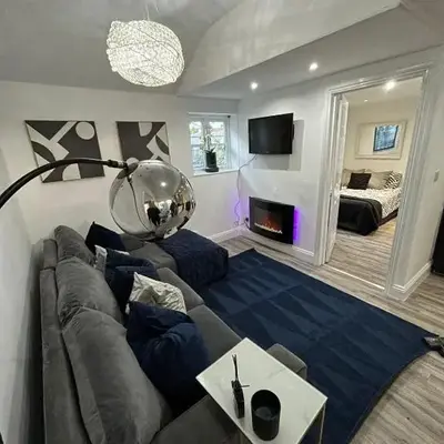 HERTFORD House with garden parking pet friendly pool room