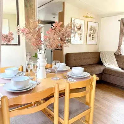 Harwich - Caravan - Sleeps 10 - Garden - Pool