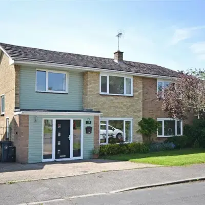 Modern home in historic market town near airport