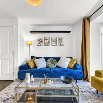 OnSiteStays - 4 Large Bedrooms 3 Bathrooms 1 WC Parking Garden & Wifi