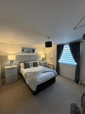 a bedroom with a large bed and a window at stylish two bed Ipswich apartment close to the waterfront sleeps 5 perfect for contractors leisure travel stays in Ipswich
