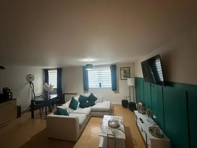 a living room with a couch and a table at stylish two bed Ipswich apartment close to the waterfront sleeps 5 perfect for contractors leisure travel stays in Ipswich