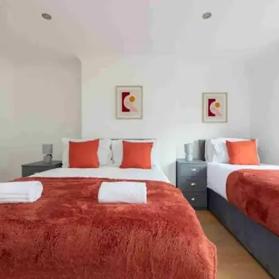 5 Bed House in Romford 9 Beds