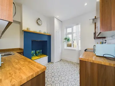 a kitchen with a blue fireplace in the middle at 2 Bed Apartment- Leigh Broadway in Southend-on-Sea