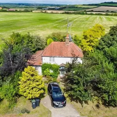 Charming 3 Bedroom Detached Cottage With Garage