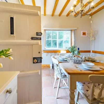 Swift Host - 2 Bedrooms - Period Cottage - Garden - Village Location - Dog Friendly