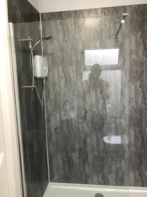 a person taking a picture of a shower at Abbeyfield Guesthouse in Cambridge