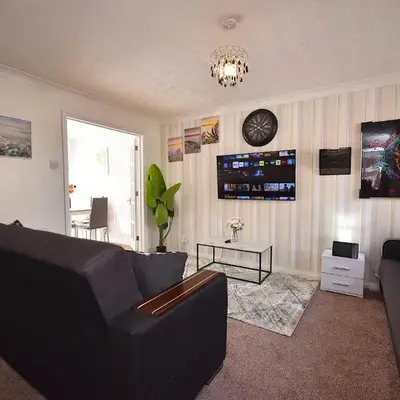 Highwoods Haven Luxury Stay with Garden and Parking