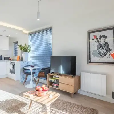 Fabulous Central Apt With Balcony & Parking