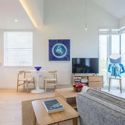 Luxury Central Apt Riverside Views & Parking