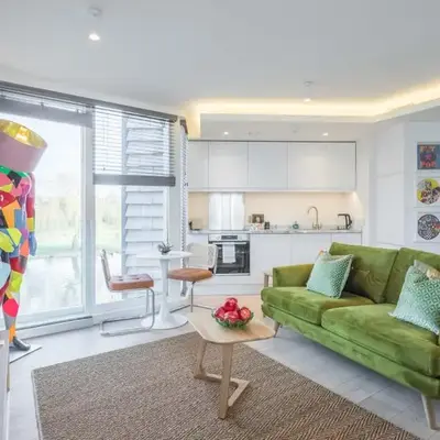 Superb Central Apt River Views & Parking