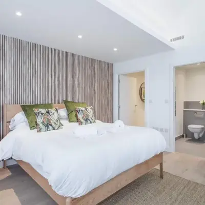 Stunning Central Apt - Balcony & Parking