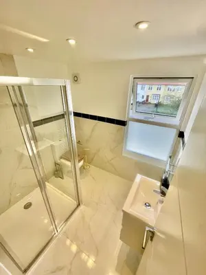 a bathroom with a shower and a sink at 2 Bed Flat - Sleeps 5 - Parking - Wifi in Cambridge