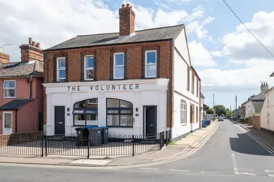 a building on the corner of a street at 2 Volunteer House, Leiston - Aldeburgh Coastal Cottages in Leiston